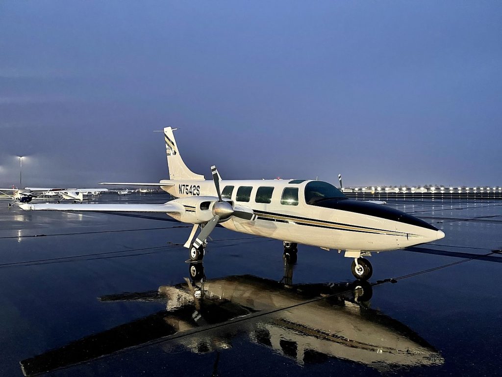 Houston Piper Aerostar 600 Charter